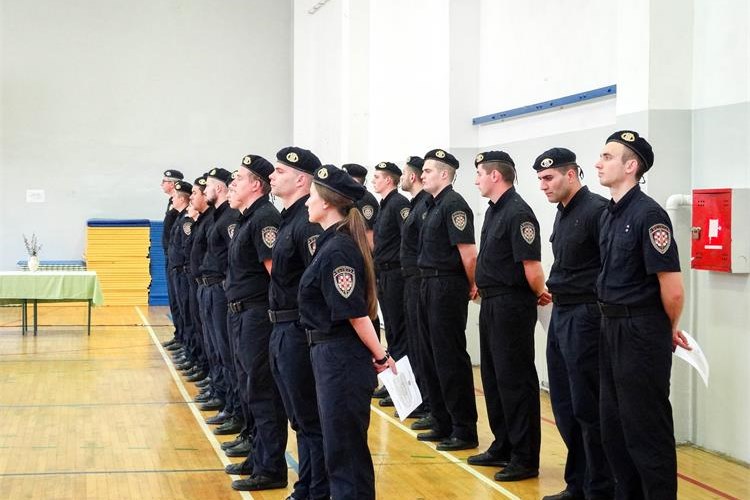 Slika /slike/Zatvorski sustav/Centar za izobrazbu/05-06-2020-svecana prisega polaz 34 temeljnog tečaja prav. policije/DSC08207.jpg